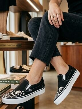 NEW! VANS brown Slip-On Sneakers with White Floral Print Sz 7.5